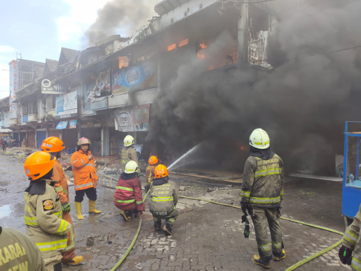 1 Orang Tewas saat Kebakaran Ruko di Pasar Caringin Bandung