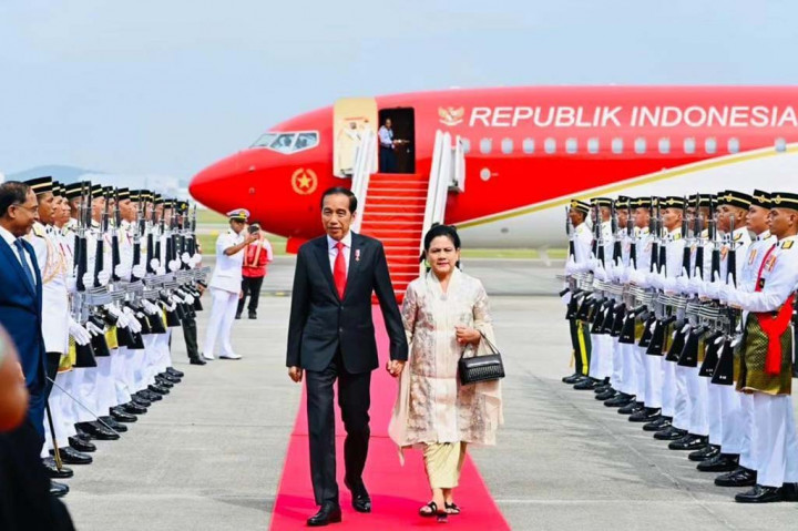 Dari Singapura, Presiden Jokowi dan Ibu Negara Tiba di Malaysia