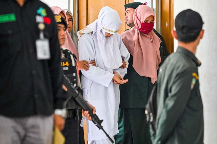 Dua Pelaku Perzinaan Dicambuk 21 Kali di Aceh