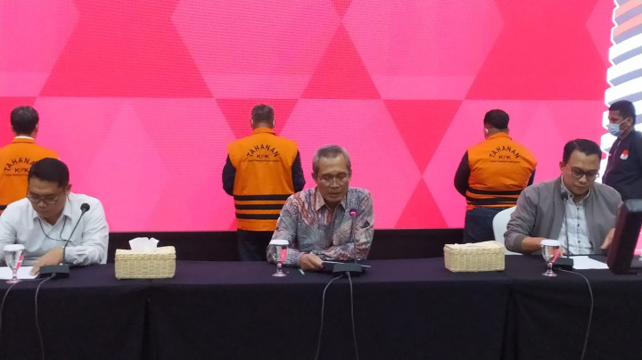KPK Tahan 3 Tersangka Kasus Korupsi Penyertaan Modal Di PPU