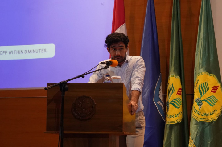 Reza Rahadian Jadi Dosen di UNJ, Berharap Persempit <i>Gap</i> Dunia Pendidikan dan Kerja