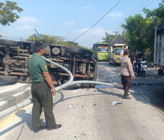 Mobil Pembawa Uang ATM Terguling di Jalur Pantura Lamongan