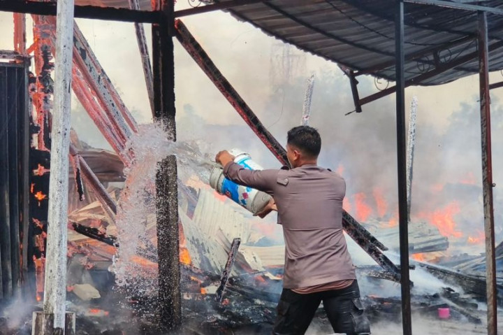Diduga Tabung Gas Meledak, 9 Ruko hingga 5 Petak Kos Terbakar