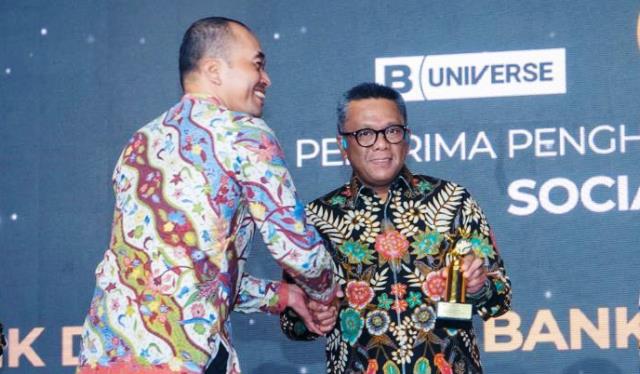 Program Jakarta Koperasi Hidroponik (Jakonik) meraih predikat program corporate social responsibility (CSR) terbaik kategori social CSR initiatives dari B-Universe.