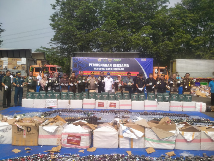 Bea Cukai Banten Musnahkan Miras dan Rokok Ilegal Senilai Rp45 Miliar