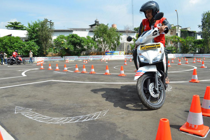 Belajar Menghadapi Ujian SIM Bersama Pak Si Como