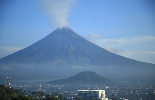 Gunung Api Mayon Muntahkan Abu, Filipina Keluarkan Peringatan Waspada
