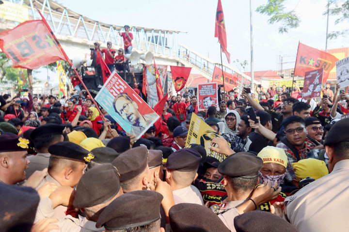 Aksi Saling Dorong Terjadi Saat Luhut Keluar dari PN Jaktim