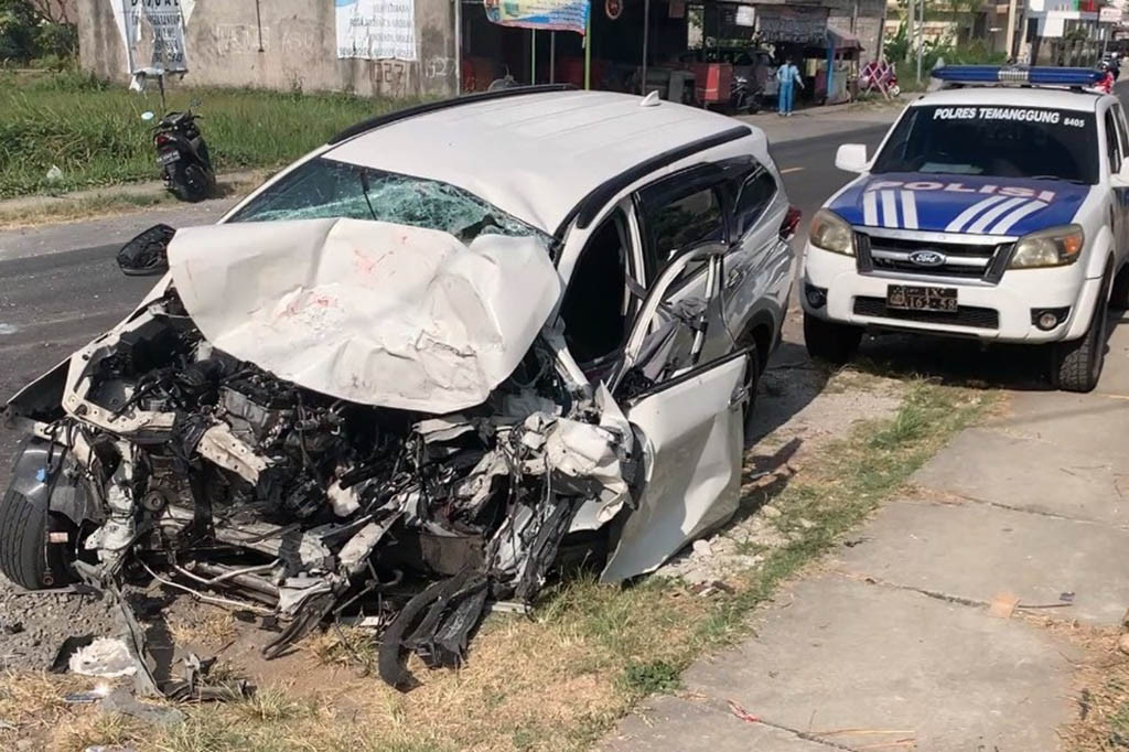 Adu Banteng Minibus dengan Truk, Satu Tewas Dua Kritis