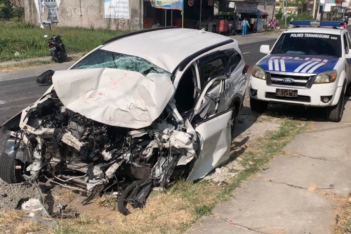 Adu Banteng Minibus dengan Truk, Satu Tewas Dua Kritis