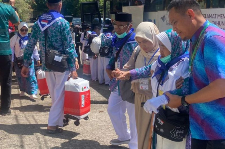 Jemaah Calon Haji Kota Kendari Tiba di Asrama Haji Embarkasi Makassar