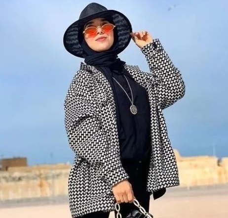 Outer menjadi item fashion 'wajib' bagi para hijabers. (Foto: Dok. Instagram/@hijab_outffit)