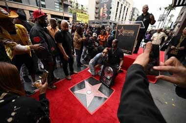 Tupac Shakur Dianugerahi Anumerta Hollywood Walk of Fame
