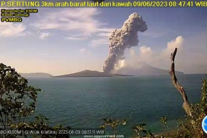 Gunung Anak Krakatau Semburkan Abu Setinggi 3 Km