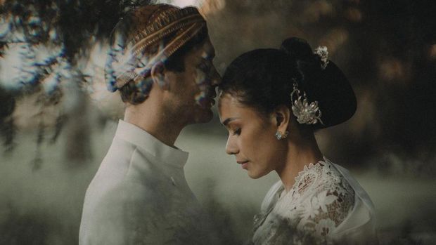 Selamat! Adinia Wirasti Resmi Menikah dengan Aktor Australia