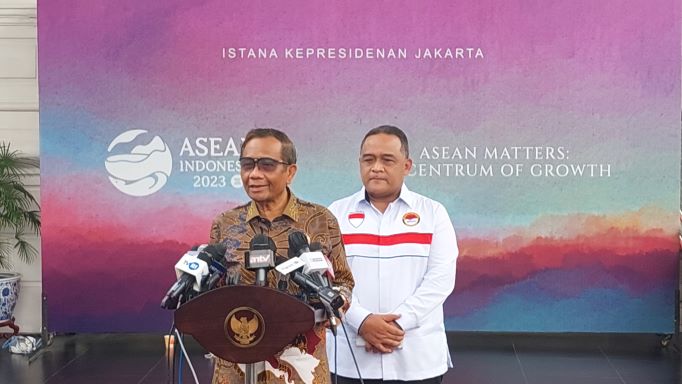 Denny Indrayana Ingin Makzulkan Presiden Jokowi, Mahfud: Gak Menarik untuk Dibahas