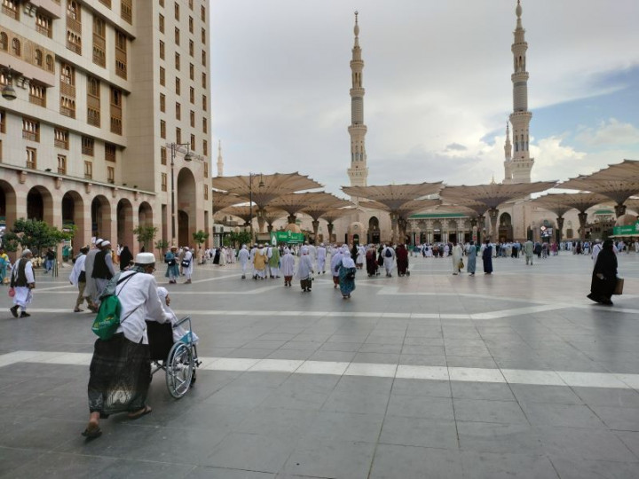 Duty for Hajj Pilgrim Service Officer, Taking Care of the Missing Sandals