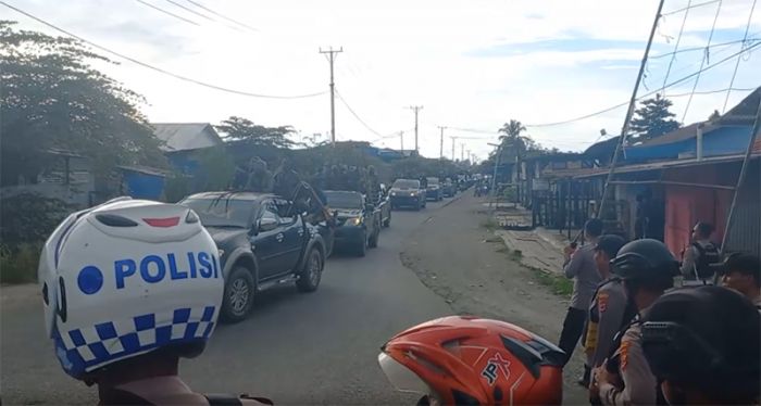 Usai Konflik, Ratusan Orang di Nabire Konvoi Bersenjata Busur