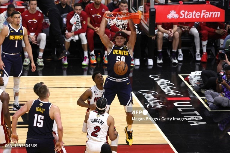 Forward Denver Nuggets, Aaron Gordon, melakukan slam dunk ketika menghadapi Miami Heat (AFP/Megan Briggs)