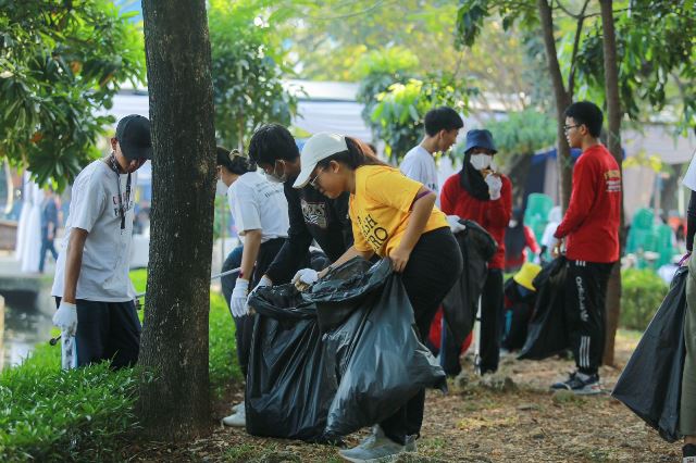 Hari Lingkungan Hidup, Save the Children dan Child Campaigner lakukan aksi bersih-bersih. (Foto: Dok. Istimewa)
