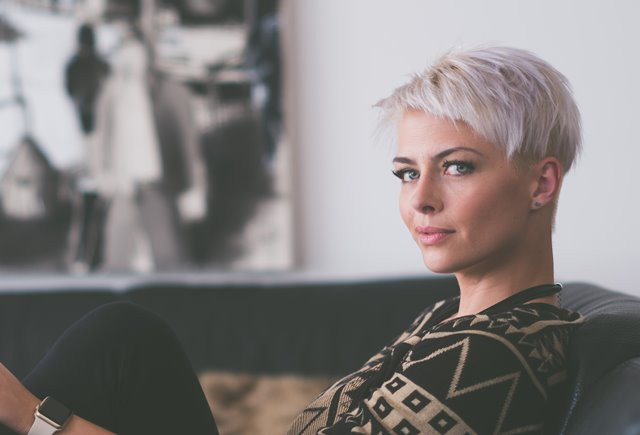 Masih Usia 20-an Kok Beruban? 7 Hal ini Mungkin Penyebabnya