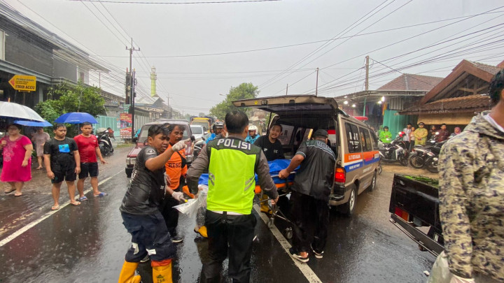 As Roda Depan Pikap Patah, 4 Pemotor Meninggal