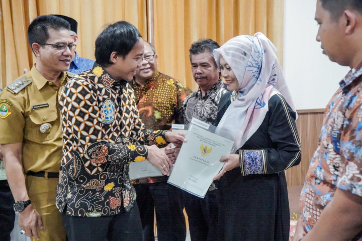 Kejar Target, Wamen ATR/BPN Bagikan Sertifikat Tanah di Bandung