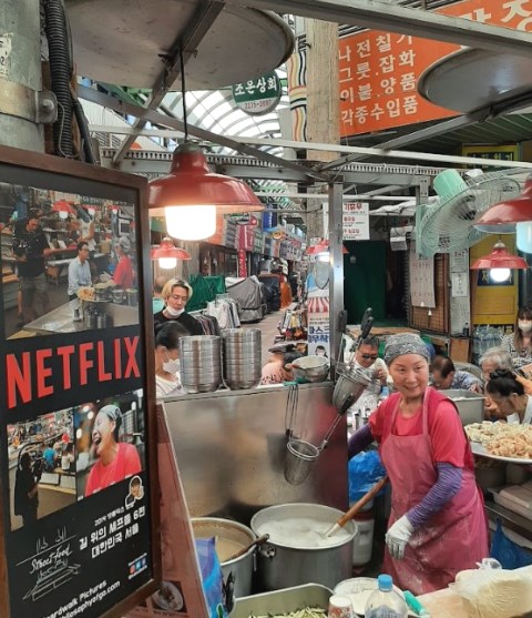 Nikmatnya Makan Kalguksu Populer Netflix di Gwangjang Market, Seoul