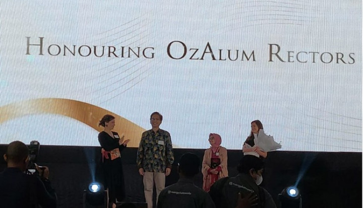 Rektor ITS Terima Penghargaan Honouring OzAlum Rectors dari Kedubes Australia