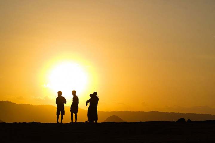 Menikmati Sunset di Wisata Bukit Merese