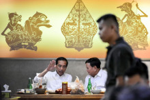 Usai menggelar konferensi pers, jokowi dan Prabowo makan sate bersama sebagai menu santap siang di salah satu pusat perbelanjaan di Senayan. AFP/Ran Raphael