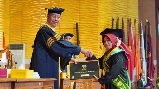 Selamat! 1.690 Orang Lulus dalam Wisuda ke-115 Unnes