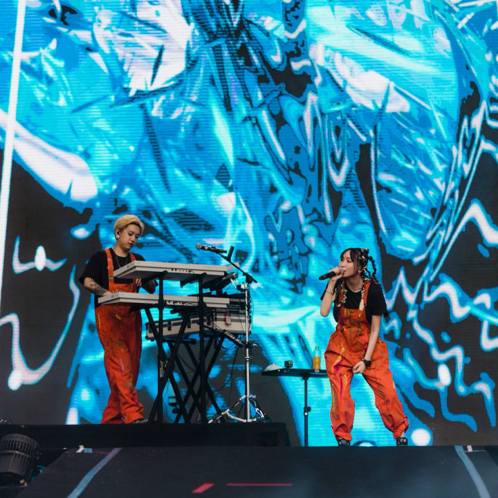 YOASOBI Jadi Special Guest Konser Coldplay di Jepang, Bikin Netizen Iri: Beli 1 Dapat 2