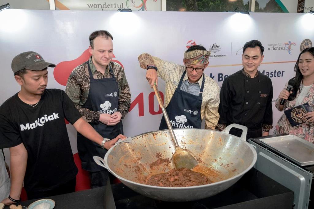 Mas Menteri Sandiaga menjajal masak rendang di depan para peserta AIYEP. Dok. Kemenparekraf
