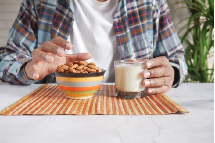 3 Efek Samping yang Perlu Kamu Tahu sebelum Minum Susu Almond