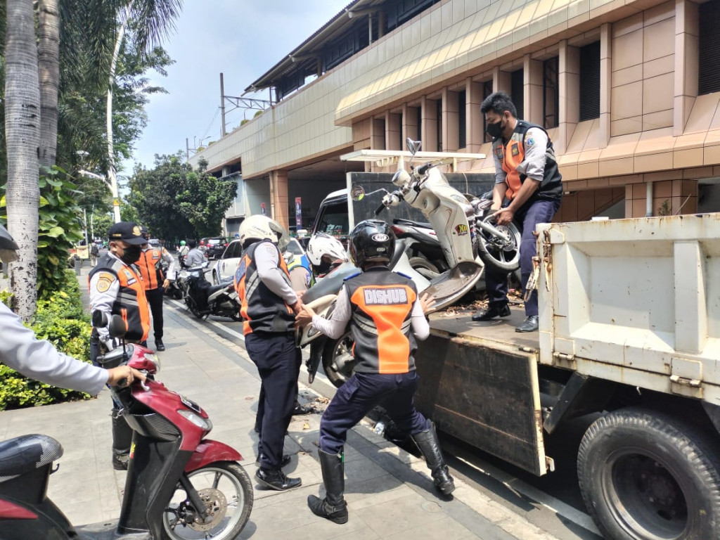 Dishub Razia Kendaraan Nekat Parkir di Luar Area JIExpo