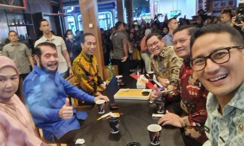 <i>Ngopi</i> Bareng di PRJ, Jokowi Singgung Tugas Baru Sandiaga