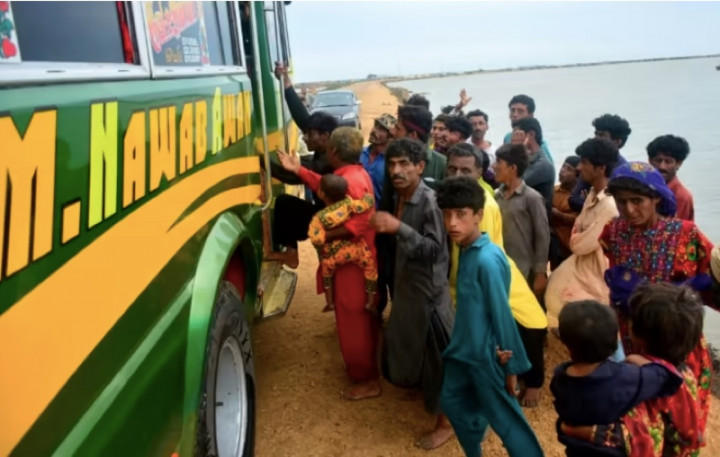 Topan Mengancam India dan Pakistan, 100.000 Warga Dievakuasi