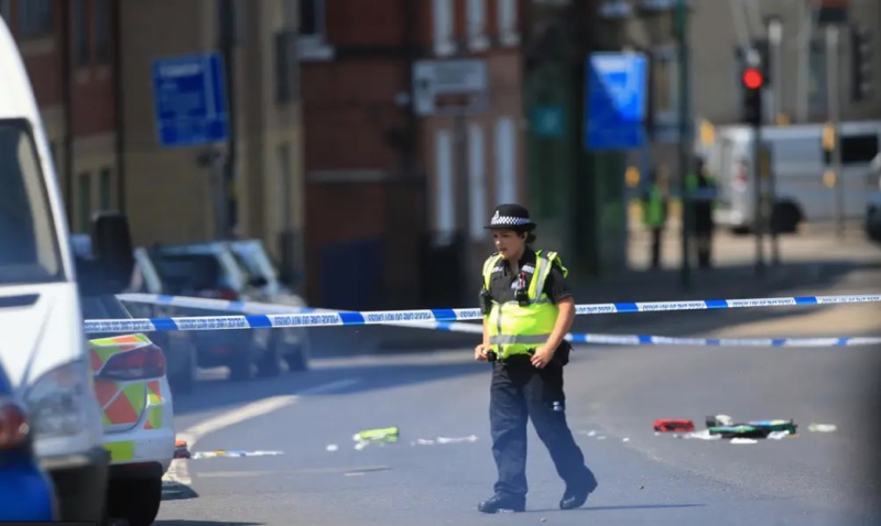 Kepolisian Nottingham, Inggris di lokasi penikaman yang menewaskan tiga orang. Foto: EFE