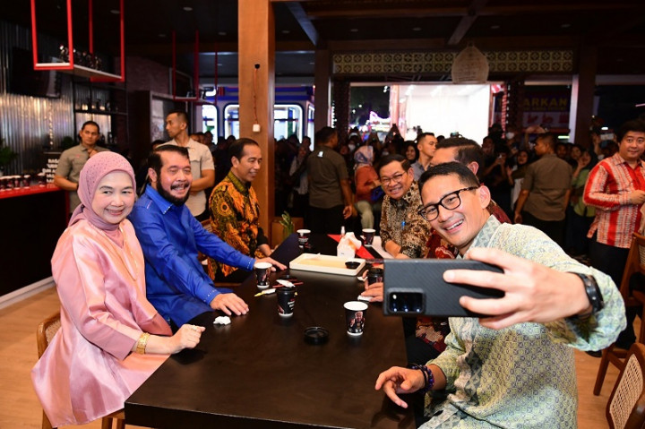 Presiden <i>Ngopi</i> Bareng Ketua MK di PRJ, Bantah Bahas Sistem Pemilu 2024