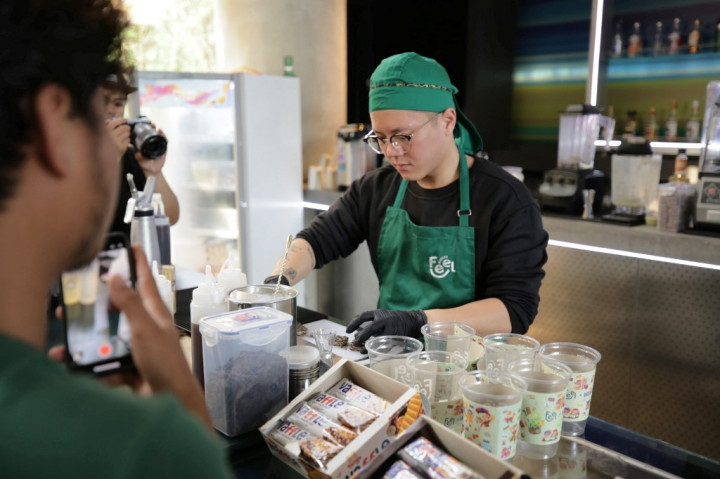 Gaya Hidup Sehat yang Kekinian, Minum Matcha dengan Waffle