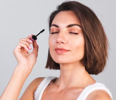 Hadirnya serum mata kini mulai dilirik karena bisa membuat bulu mata tampak lebih sehat. (Foto: Ilustrasi. Dok. Freepik.com)