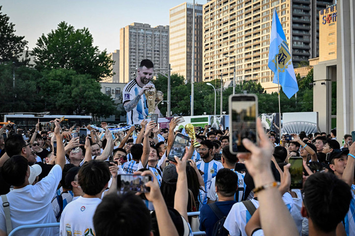 Aksi 'Gila' Para Penggemar Messi di Tiongkok