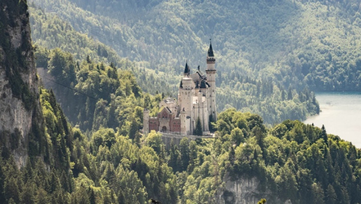 Turis AS Tewas Didorong ke Lereng di Kastil Jerman