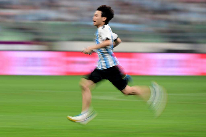 Serbu Lapangan dan Peluk Messi, Remaja Tiongkok Dilarang Nonton Bola Setahun