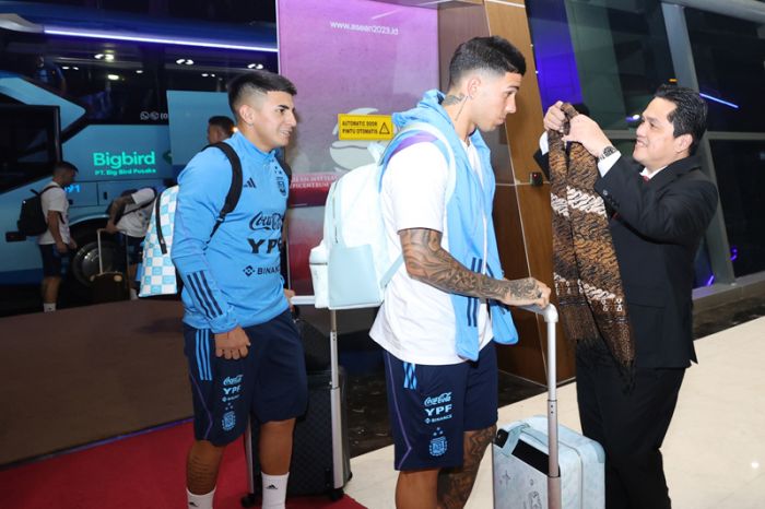 Momen Skuad Timnas Argentina Disambut dengan Syal Batik Khas Indonesia