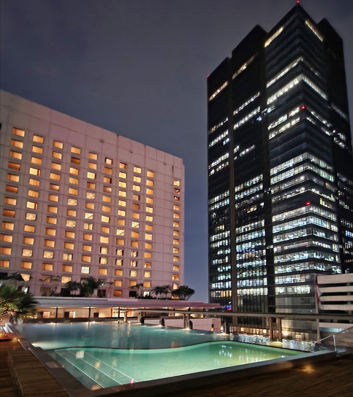 Sunset BBQ, Infinity Swimming Pool, dan View Gedung Pencakar Langit, Hmm Sempurna!