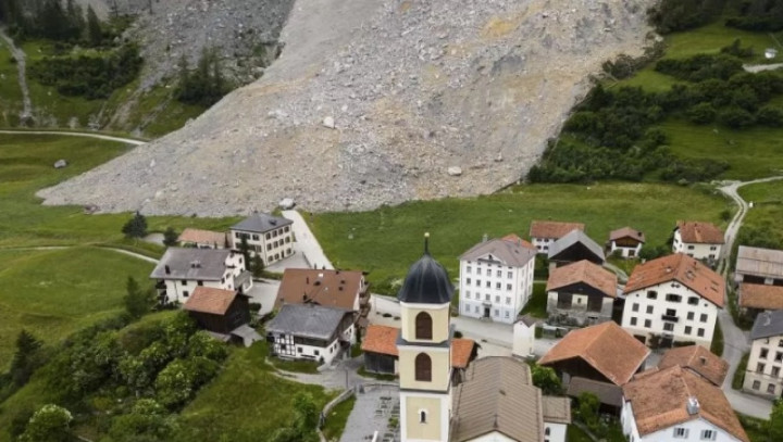 Batuan Terjang Desa Kecil di Swiss, Namun Rumah Warga Selamat