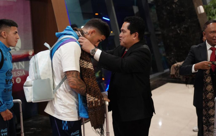Ketum PSSI Kalungkan Pemain Argentina dengan Kain Timor, Ini Maknanya