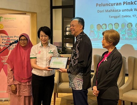 Teo Chin Yee dan TYT Dato' Syed Mohamad Hasrin Tengku Hussin (tengah) dalam acara peluncuran PinkCare Wellness. (Foto: Dok. Istimewa)